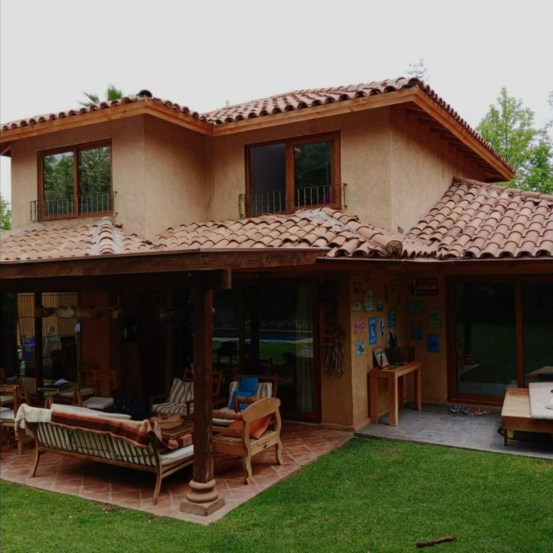 Casa con ventanas color roble en el segundo piso