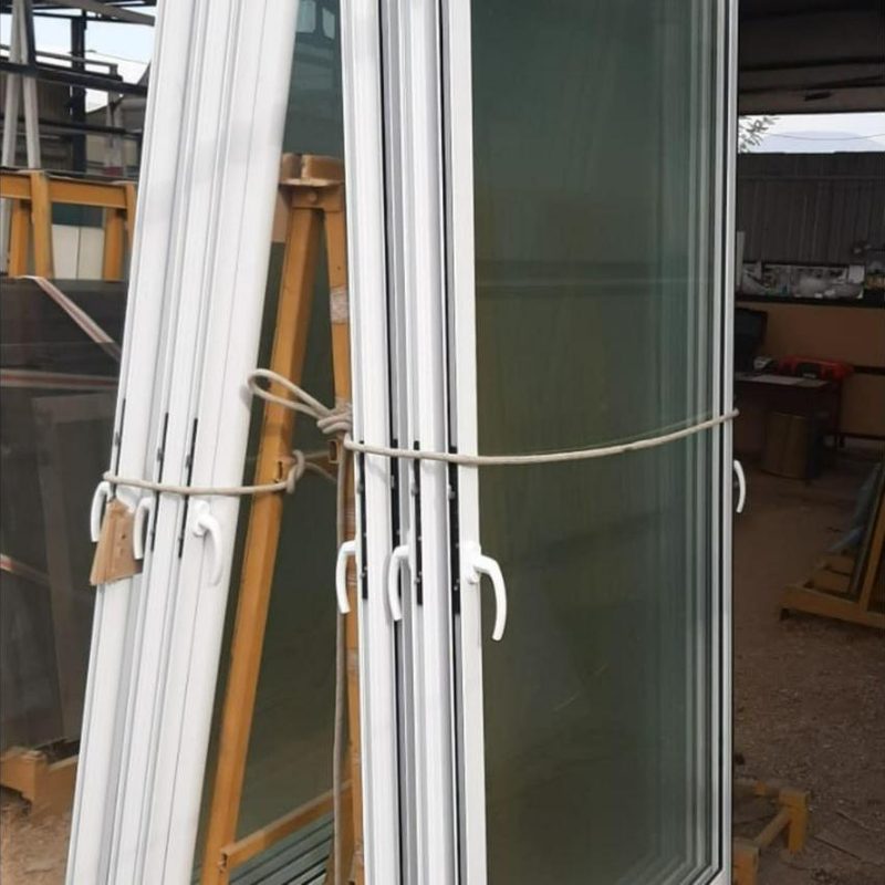 Ventanas blancas de aluminio reforzado con termopanel, listas en el taller de MG Metalglass