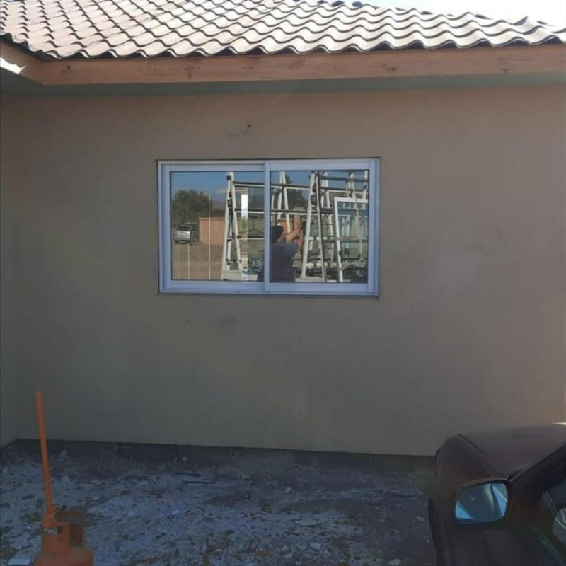 Instalación de una ventana corredera blanca en una casa